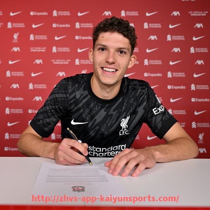 开云体育app下载-英超降级球队主要球员转会交易情况分析